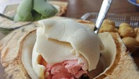Terakhir di Kalimantan Barat ada Es Krim Angi yang sudah ada sejak 1950. Es ikrim di Angi disajikan dengan buah kelapa yang unik. Foto: Site Culinary