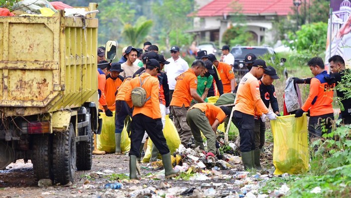 Aksi bersih sampah yang dipimpin Pj Wali Kota Palopo Asrul Sani.