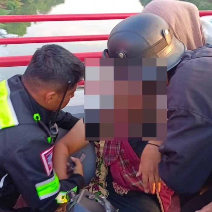 Aksi nekat ibu muda loncat dari jembatan bersama anak balitanya