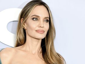 Momen Haru Angelina Jolie Dapat Standing Ovation di Venice Film Festival