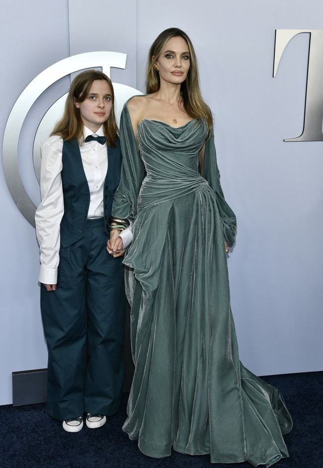 Di ‘The Outsiders’, Vivienne memilih untuk mencantumkan namanya sebagai ‘Vivienne Jolie’ tanpa nama belakang ayahnya, Brad Pitt. Dia bergabung dengan kakak perempuannya, Shiloh dan Zahara. (Foto: Evan Agostini/Invision/AP)