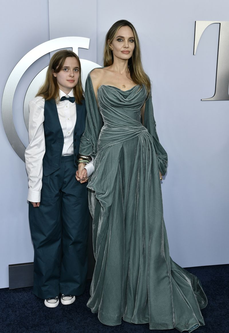Angelina Jolie dan Vivienne Jolie Vivienne Jolie-Pitt, left, and Angelina Jolie arrive at the 77th Tony Awards on Sunday, June 16, 2024, in New York. (Photo by Evan Agostini/Invision/AP)