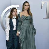 Di ‘The Outsiders’, Vivienne memilih untuk mencantumkan namanya sebagai ‘Vivienne Jolie’ tanpa nama belakang ayahnya, Brad Pitt. Dia bergabung dengan kakak perempuannya, Shiloh dan Zahara. (Foto: Evan Agostini/Invision/AP)