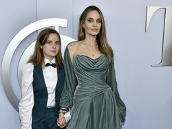 Foto: Angelina Jolie & Anak Matching di Red Carpet Pasca Hapus Nama Brad Pitt