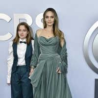 Vivienne memilih gaya yang lebih kasual. Produser muda ini mengenakan kemeja berkancing putih yang dilapisi dengan rompi berwarna teal, yang dipadukannya dengan celana panjang yang serasi. Dasi kupu-kupu biru melengkapi penampilannya saat dengan sepatu kets Converse hitam sebagai sentuhan akhir. (Foto: Evan Agostini/Invision/AP)