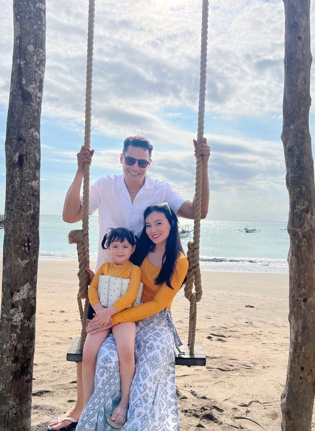 Bagikan momen kebersamaan ketiganya selama di Bali, terlihat jelas keluarga kecil tersebut begitu bahagia bisa menghabiskan waktu berlibur bersama. Foto: Instagram/@asmirandah89