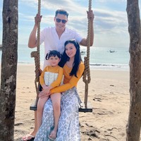 Bagikan momen kebersamaan ketiganya selama di Bali, terlihat jelas keluarga kecil tersebut begitu bahagia bisa menghabiskan waktu berlibur bersama. Foto: Instagram/@asmirandah89