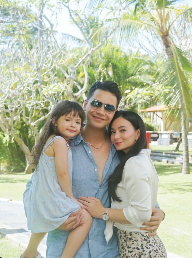 Sudah semakin besar, penampilan sang putri, Chloe juga tak kalah mencuri atensi dan bikin gemas. Lahir pada 25 Desember 2020, Chloe saat ini berusia 3 tahun. Foto: Instagram/@asmirandah89