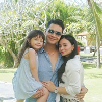 Sudah semakin besar, penampilan sang putri, Chloe juga tak kalah mencuri atensi dan bikin gemas. Lahir pada 25 Desember 2020, Chloe saat ini berusia 3 tahun. Foto: Instagram/@asmirandah89