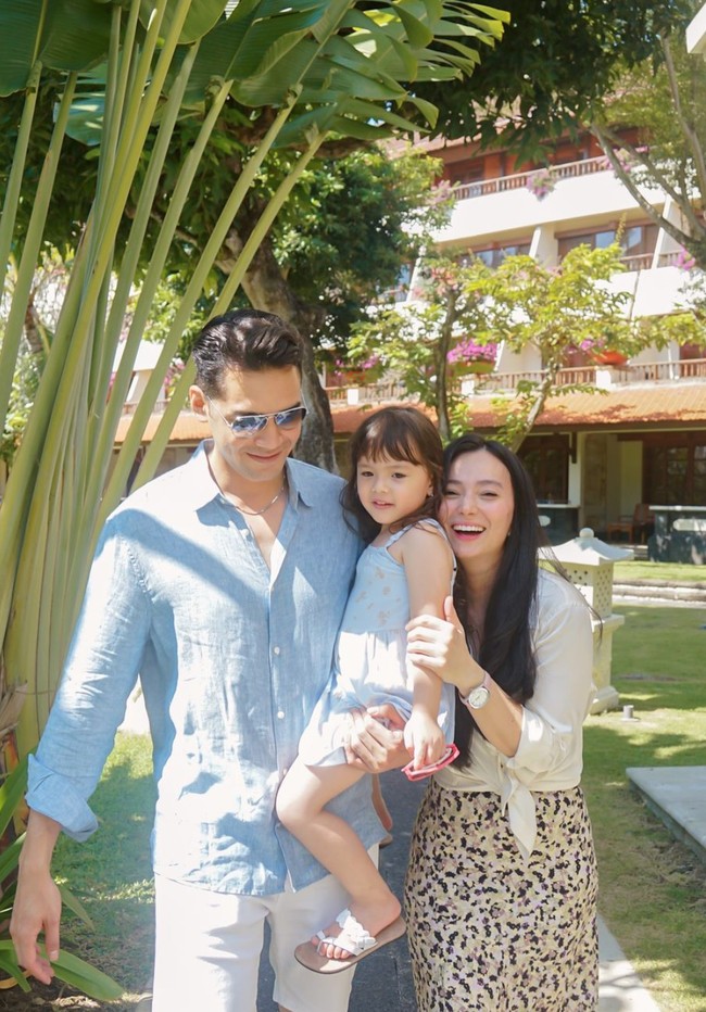 Tampil dengan poni dan rambut panjang, Chloe terlihat menggemaskan. Mewarisi wajah blasteran dari orangtuanya, Chloe juga terlihat semakin besar semakin cantik. Foto: Instagram/@asmirandah89