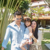 Tampil dengan poni dan rambut panjang, Chloe terlihat menggemaskan. Mewarisi wajah blasteran dari orangtuanya, Chloe juga terlihat semakin besar semakin cantik. Foto: Instagram/@asmirandah89