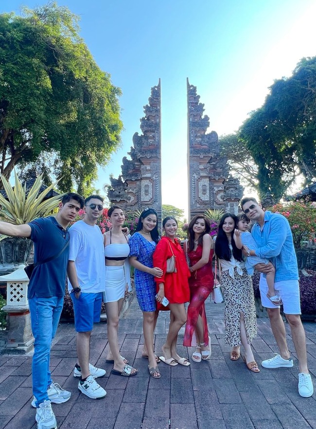 Dari foto-foto yang dibagikan juga terlihat Asmirandah dan Jonas pergi bersama beberapa rekan artis lain. Seperti, Naysilla Mirdad, Titi Kamal, Laura Theux, dan beberapa lainnya. Foto: Instagram/@asmirandah89