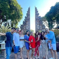 Dari foto-foto yang dibagikan juga terlihat Asmirandah dan Jonas pergi bersama beberapa rekan artis lain. Seperti, Naysilla Mirdad, Titi Kamal, Laura Theux, dan beberapa lainnya. Foto: Instagram/@asmirandah89