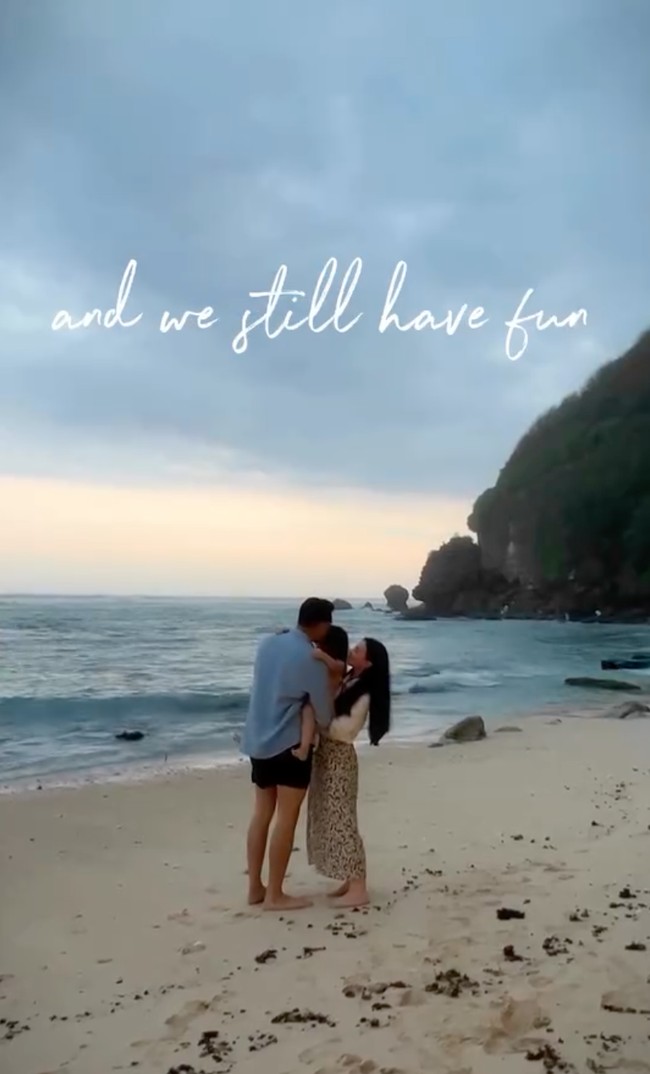 Asmirandah dan Jonas juga memamerkan kemesraan dan keharmonisan keluarga mereka. Seperti dalam foto saat ketiganya tengah bermain di pantai. Foto: Instagram/@asmirandah89