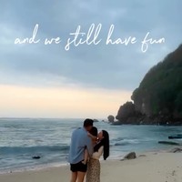 Asmirandah dan Jonas juga memamerkan kemesraan dan keharmonisan keluarga mereka. Seperti dalam foto saat ketiganya tengah bermain di pantai. Foto: Instagram/@asmirandah89