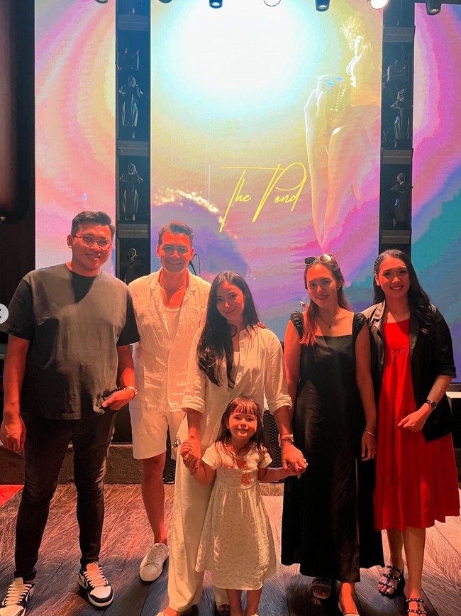 Kalau yang satu ini potret saat ketiganya kompak mengenakan busana berwarna putih. Punya paras menawan, keluarga yang satu ini juga kerap dipuji keluarga good looking. Foto: Instagram/@asmirandah89