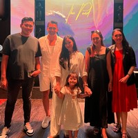 Kalau yang satu ini potret saat ketiganya kompak mengenakan busana berwarna putih. Punya paras menawan, keluarga yang satu ini juga kerap dipuji keluarga good looking. Foto: Instagram/@asmirandah89