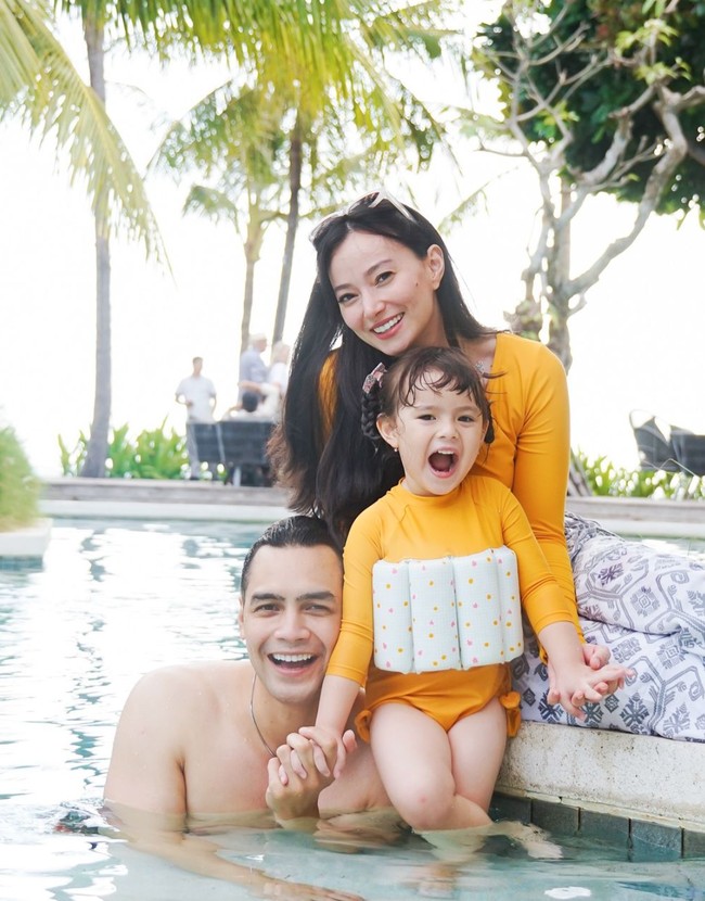 Asmirandah dan Jonas Rivanno tengah menikmati momen liburannya di Bali. Keduanya juga terlihat mengajak sang anak, Chloe Emmanuelle Van Wattimena yang kini sudah semakin besar. Foto: Instagram/@asmirandah89