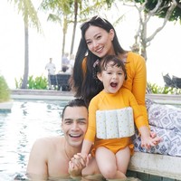 Asmirandah dan Jonas Rivanno tengah menikmati momen liburannya di Bali. Keduanya juga terlihat mengajak sang anak, Chloe Emmanuelle Van Wattimena yang kini sudah semakin besar. Foto: Instagram/@asmirandah89