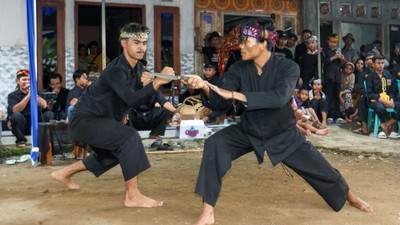 Atraksi Pencak Sumping Mondoluko Rayakan Idul Adha