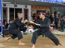 Atraksi Pencak Sumping Mondoluko Rayakan Idul Adha