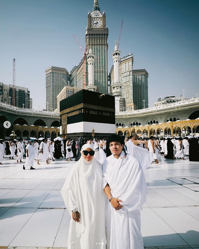 Pasangan selebriti lain yang juga baru saja naik haji adalah Aurel Hermansyah dan Atta Halilintar. Keduanya menunaikan ibadah haji selama 12 hari di Mekkah. Foto: Instagram @aurelie.hermansyah