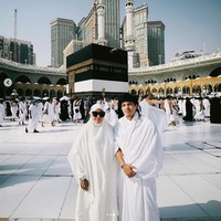 Pasangan selebriti lain yang juga baru saja naik haji adalah Aurel Hermansyah dan Atta Halilintar. Keduanya menunaikan ibadah haji selama 12 hari di Mekkah. Foto: Instagram @aurelie.hermansyah