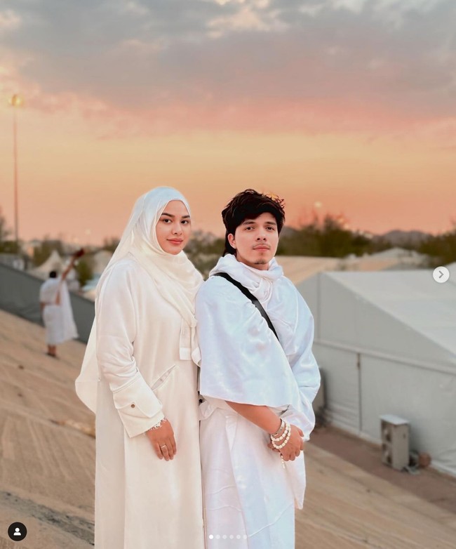 Aurel Hermansyah dan Atta Halilintar mengunggah foto dengan latar belakang tenda yang mereka tempati saat wukuf di Arafah. Foto: Dok. Instagram/TikTok Atta Halilintar
