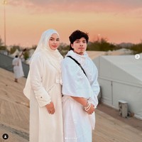 Aurel Hermansyah dan Atta Halilintar mengunggah foto dengan latar belakang tenda yang mereka tempati saat wukuf di Arafah. Foto: Dok. Instagram/TikTok Atta Halilintar