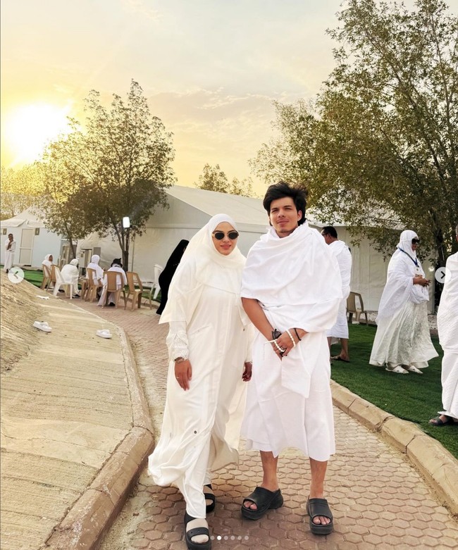 “Doaku semua teman-teman bisa haji ke sini. Ya Allah, sekalipun hanya sekali, semoga nama kami tertulis di antara para Hujjaj, Ya Allah panggil kami agar kami dapat menjawabmu. Labbaik, Allahumma Labbaik,” tulis Atta dalam keterangan unggahannya di Instagram. Foto: Dok. Instagram/TikTok Atta Halilintar