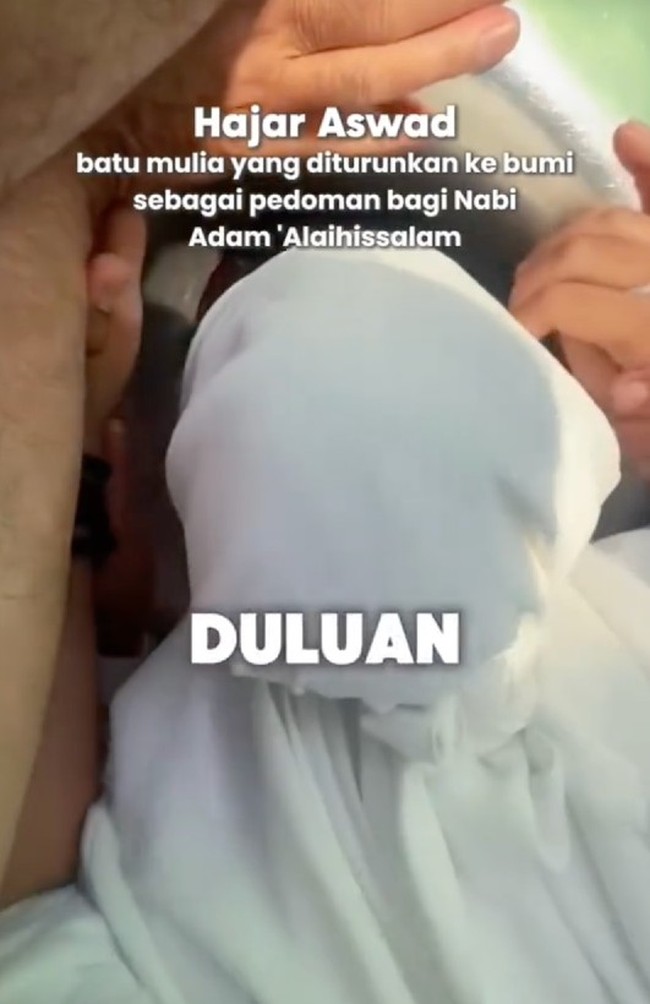 Hajar Aswad merupakan batu yang terletak di salah satu sudut Kabah, tepatnya di sebelah tenggara. Banyak jemaah umrah dan haji ingin mencium Hajar Aswad termasuk Atta dan Aurel. Mereka harus berdesak-desakan dengan jemaah haji lainnya untuk bica mencium Hajar Aswad. Foto: Dok. Instagram/TikTok Atta Halilintar