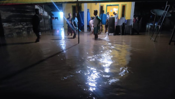 Banjir merendam sejumlah wilayah di Kabupaten Pohuwato, Gorontalo.