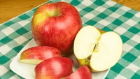 Diklaim sebagai apel terenak di dunia, Sekai Ichi dijual seharga Rp 344.000 per buah. Konon apel ini dicuci oleh para petani menggunakan madu alami. Foto: Tokyo Treats