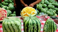 Petani semangka di Prefektur Kagawa punya buah yang unik yaitu semangka berbentuk kotak. Buah ini hanya tersedia 200 buah dalam setahun sehingga harga jualnya mencapai Rp 1,5 juta per buah. Foto: Tokyo Treats