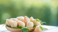 Strawberry putih asal Jepang ini sempat viral karena rasanya yang sangat manis. Walaupun warnanya putih pucat tetapi harganya dijual Rp 163.000 per buah. Foto: Tokyo Treats