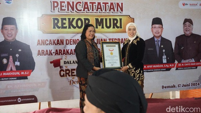 Bupati Demak Eistianah terima dua penghargaan rekor MURI sekaligus dalam tradisi Grebeg Besar Demak, Senin (17/6/2024).