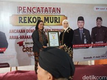 Bupati Eistianah Terima 2 Rekor MURI Sekaligus dalam Tradisi Grebeg Besar