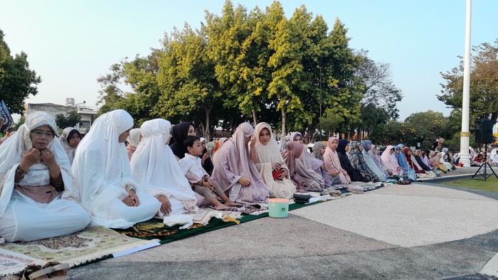 Bupati Klaten Sri Mulyani ikuti salat Idul Adha di Alun-alun Klaten, Senin (17/6/2024).
