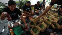 Petugas menimbang daging kurban nutuk dibagikan ke warga.