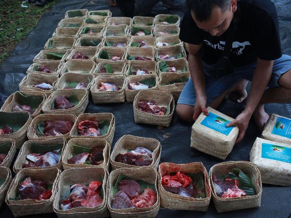 Bye Plastik! Ada Bungkus Daging Kurban Ramah Lingkungan dari Bambu