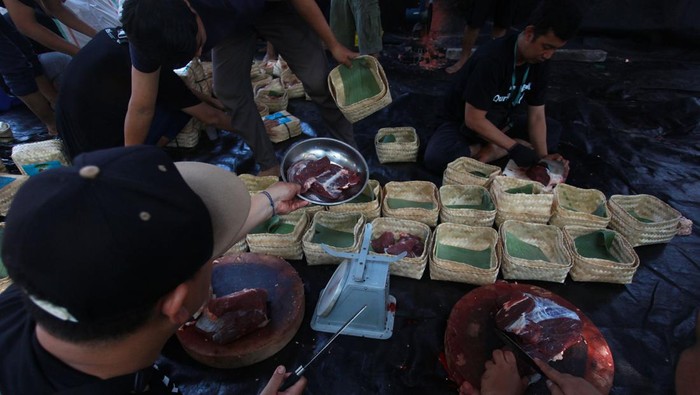 Bye Plastik! Ada Bungkus Daging Kurban Ramah Lingkungan dari Bambu Petugas mengemas daging hewan kurban ke dalam besek bambu saat pemotongan hewan kurban di Jakarta, Senin (17/6/2024). Pengemasan daging kurban dengan menggunakan besek bambu yang ramah lingkungan tersebut sebagai langkah dalam mengurangi penggunaan kantong plastik saat Hari Raya Idul Adha sesuai dengan surat edaran yang dikeluarkan oleh pemerintah. ANTARA FOTO/Reno Esnir/wpa/nym.
