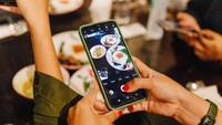 Ada pula fitur Placelist yang memungkinkan pengguna membuat daftar tempat makan favorit dan membagikannya dengan komunitas. Ini memberikan kesempatan untuk mengkurasi dan menciptakan inspirasi bagi pengguna lain. Yang paling menarik adalah fitur Review. Pengguna dapat melihat ulasan dalam bentuk tulisan, foto, dan video, serta memberikan like pada review yang dianggap bermanfaat. 