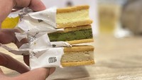 Cheesecake yang lembut dan gurih diapit dengan biskuit yang lembut juga. Biskuitnya juga buttery dan harum. Foto: detikcom
