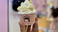 Selain cheesecake sando, Maeko juga menawarkan menu soft served yang creamy dengan topping cheesecake bites. Harganya Rp 35.0000 untuk cup kecil. Foto: detikcom