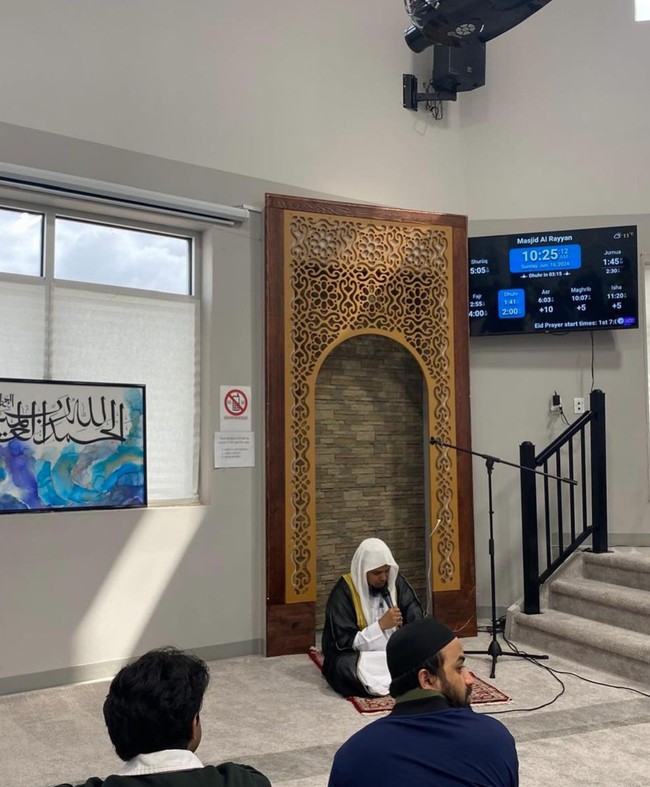 Melalui unggahan di akun Instagram pribadinya Cindy membagikan beberapa potret perayaan Idul Adha keluarganya di sana. Tampak Cindy dan keluarganya menjalani ibadah salat Id di masjid yang berada di sana. Foto: Instagram/@cindyfatikasari18