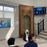 Melalui unggahan di akun Instagram pribadinya Cindy membagikan beberapa potret perayaan Idul Adha keluarganya di sana. Tampak Cindy dan keluarganya menjalani ibadah salat Id di masjid yang berada di sana. Foto: Instagram/@cindyfatikasari18