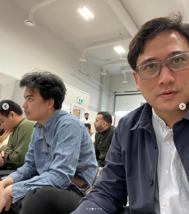 Meski berada di luar negeri, Tengku Firmansyah tampak masih rajin datang ke tempat beribadatan untuk salat bersama. Foto: Instagram/@cindyfatikasari18