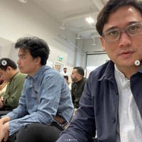 Meski berada di luar negeri, Tengku Firmansyah tampak masih rajin datang ke tempat beribadatan untuk salat bersama. Foto: Instagram/@cindyfatikasari18