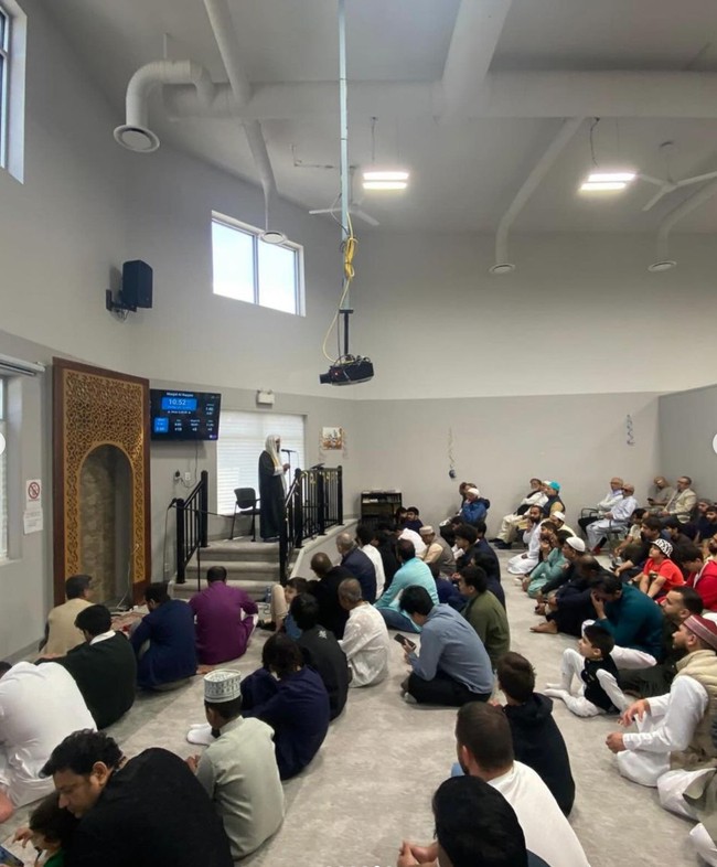 “Happy Eid Adha from our family to yours. Mohon maaf lahir dan batin. Missing our family so much, especially the girl on the last slide,” tulis keterangan ungghan tersebut. Foto: Instagram/@cindyfatikasari18