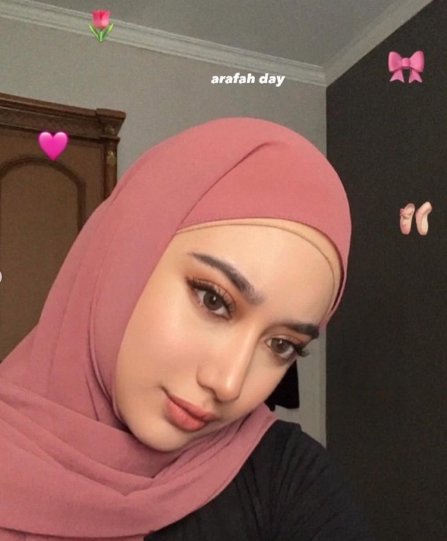 Dalam slide terakhir unggahannya itu terlihat potret putri pertama Cindy Fatikasari dan Tengku Firmansyah, Tengku Anataya. Sudah menikah, Tengku Anataya tak ikut pindah bersama kedua orangtuanya ke Kanada. Foto: Instagram/@cindyfatikasari18